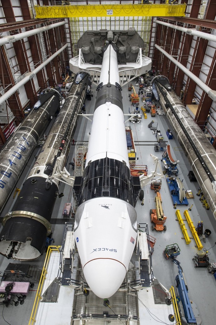 Перший експлуатаційний політ SpaceX Crew Dragon відбудеться 14 листопада. Ракета вже на космодромі Перший експлуатаційний політ SpaceX Crew Dragon відбудеться 14 листопада. Ракета вже на космодромі