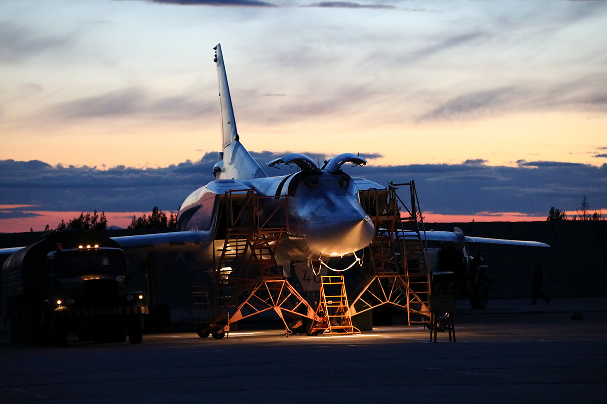 Preparing a Nazi Tu-22M3 for departure, an illustrative photo from the pre-war period  