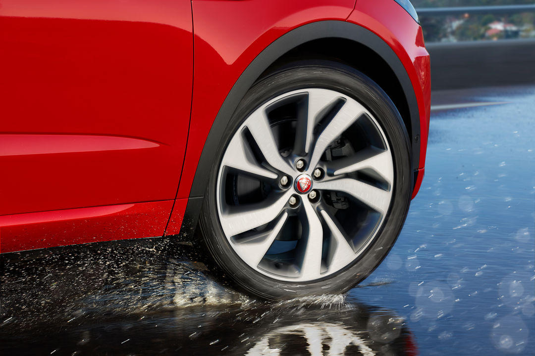 Сучасні технології у Jaguar E-PACE: як вони підвищують зручність і розваги водіння