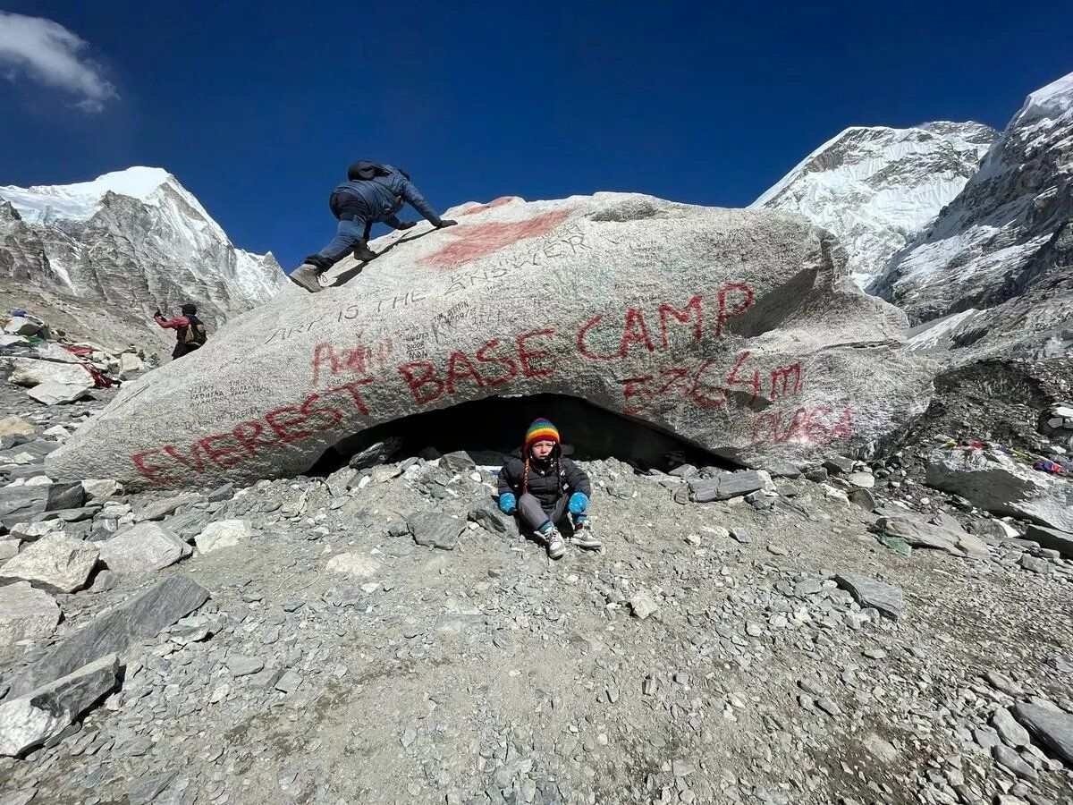 Un bebé británico de dos años se convierte en el más joven de la historia en alcanzar el Campo Base del Everest (foto)